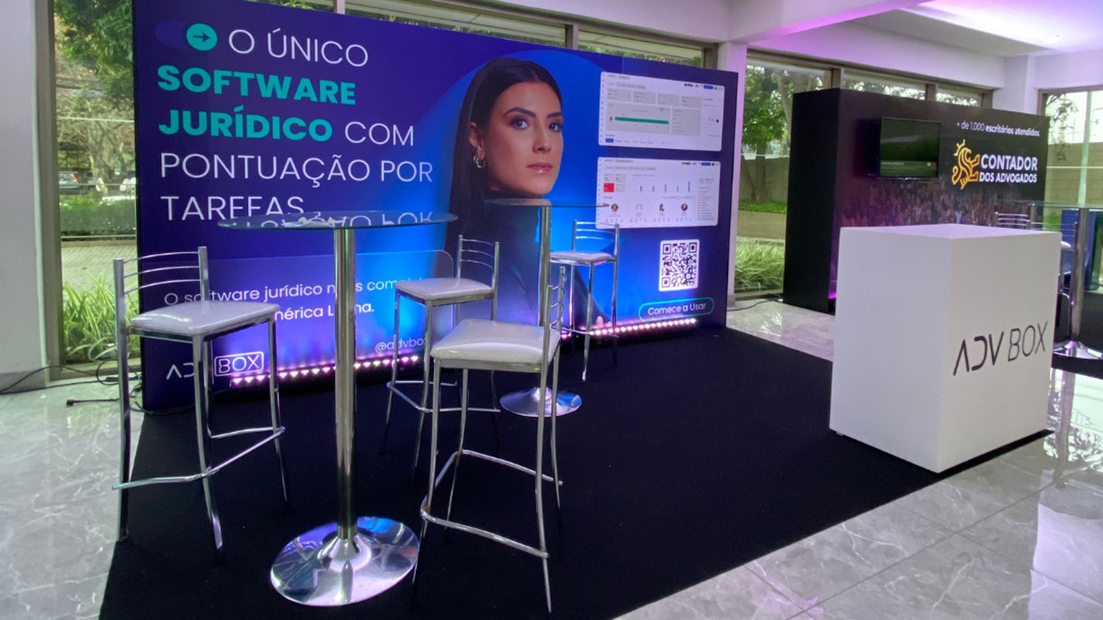 Stand corporativo com tecnologia e telas LED em feira de negócios