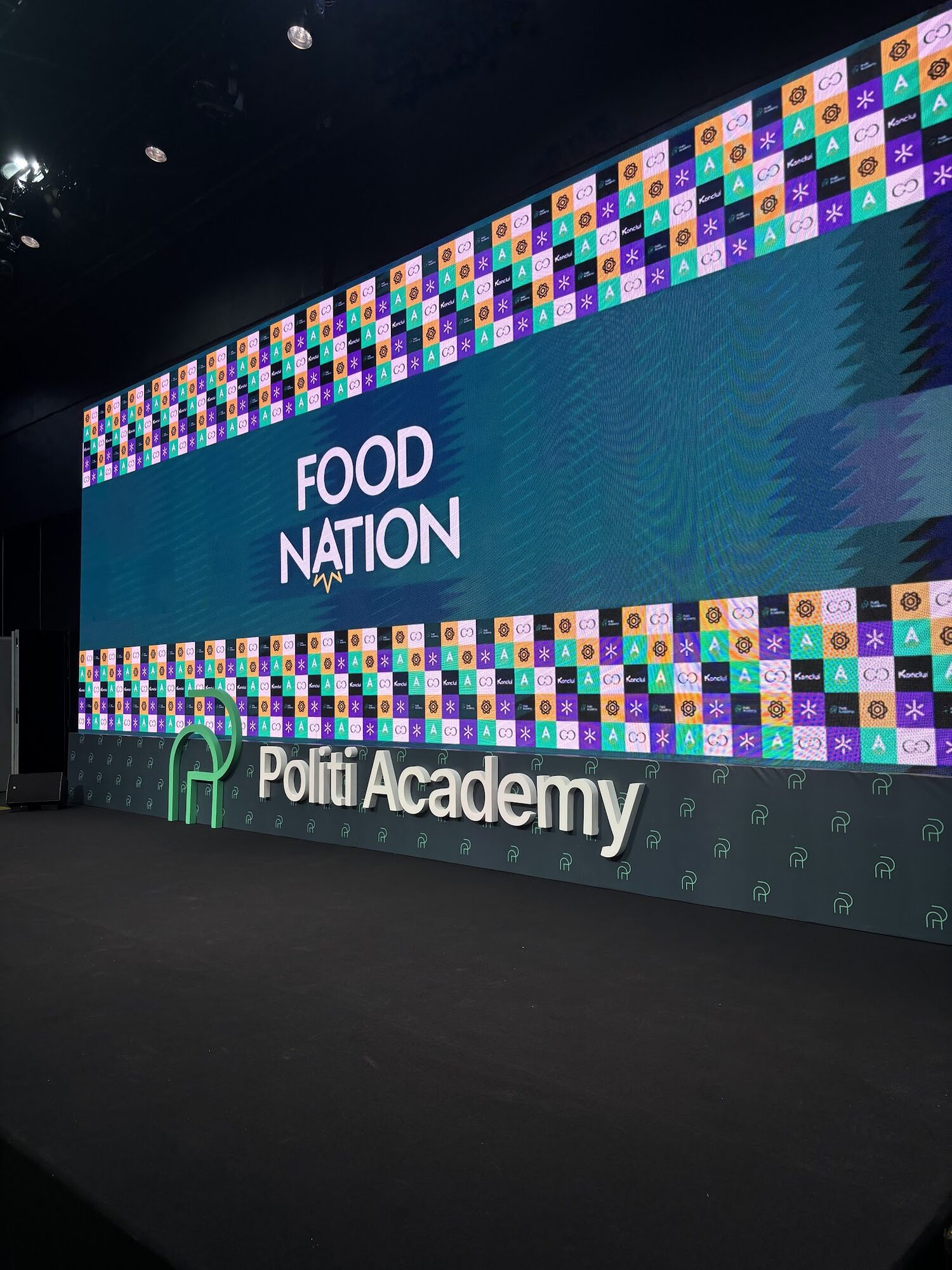 Palco amplo com painel LED exibindo Food Nation em evento corporativo