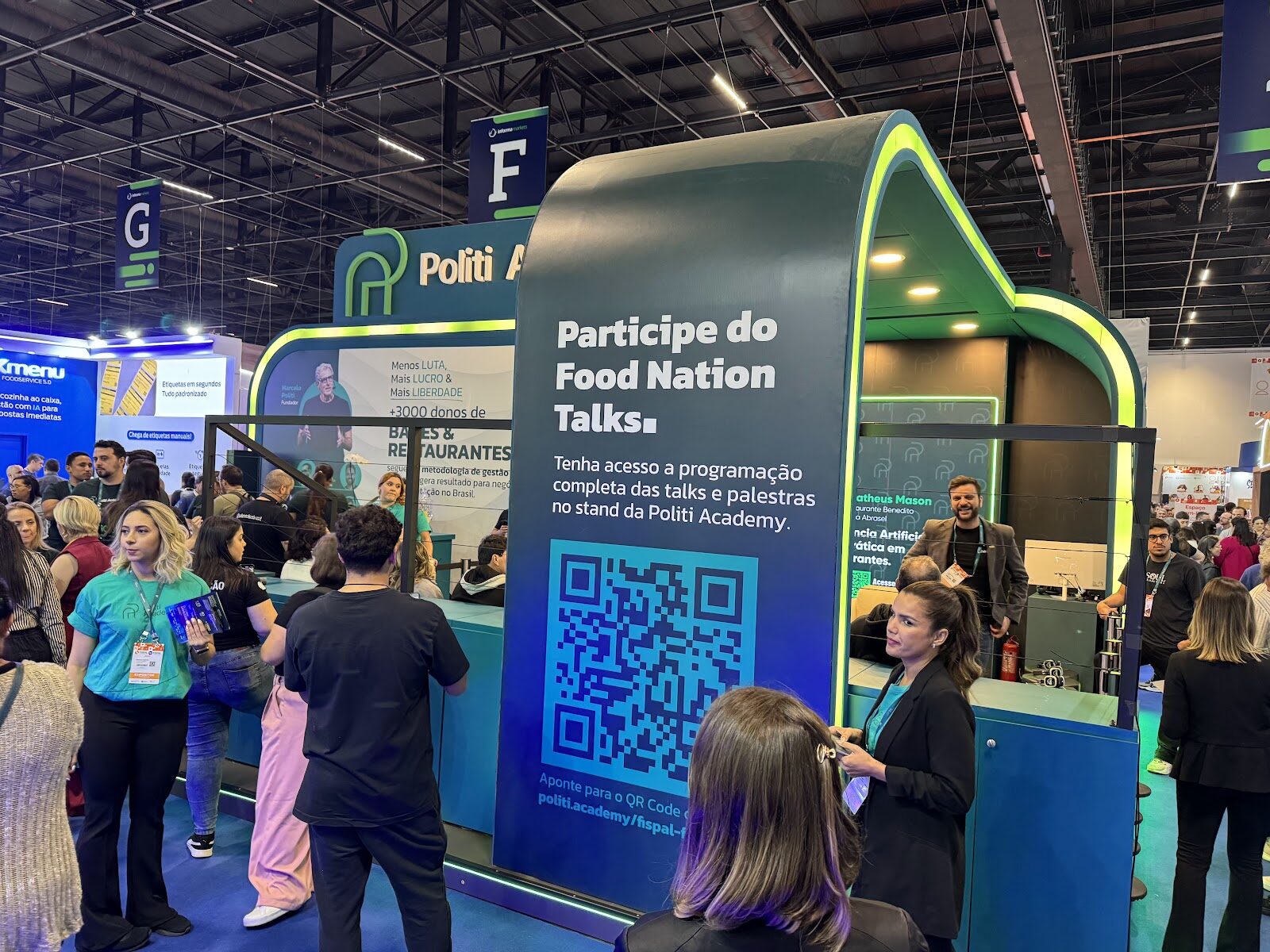 Arco cenográfico com moldura neon verde e QR code em estande de feira
