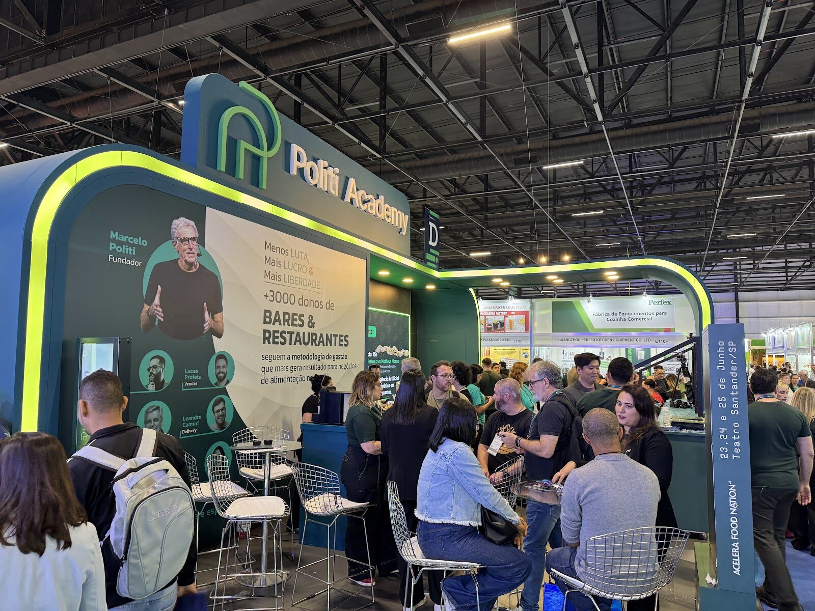 Stand com testeira verde iluminada e telão em feira de negócios do agronegócio