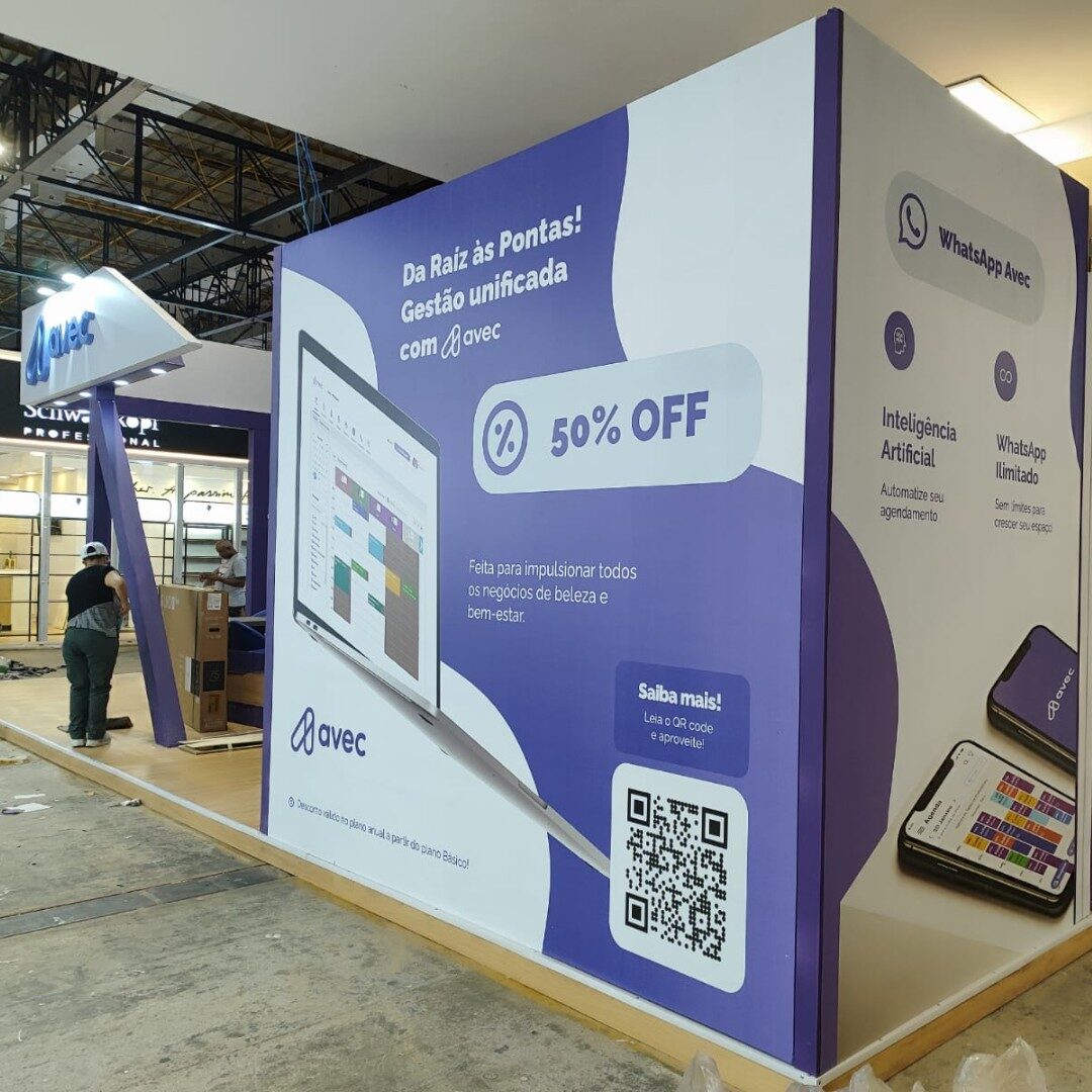 Painel de stand com grande adesivo vinil sendo instalado durante montagem