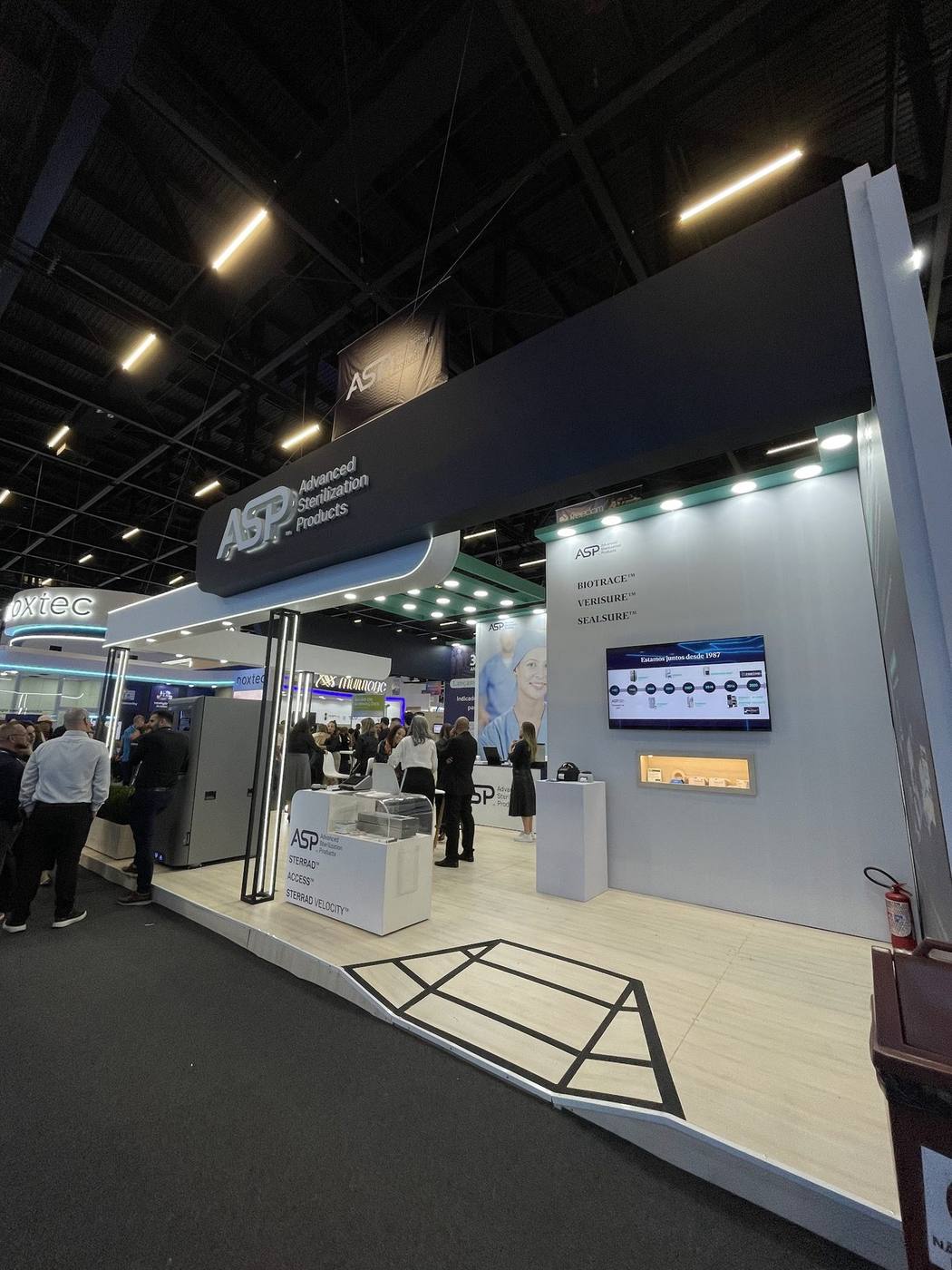 Stand com piso elevado em madeira e estrutura organizada — detalhes construtivos que incluem depósito integrado