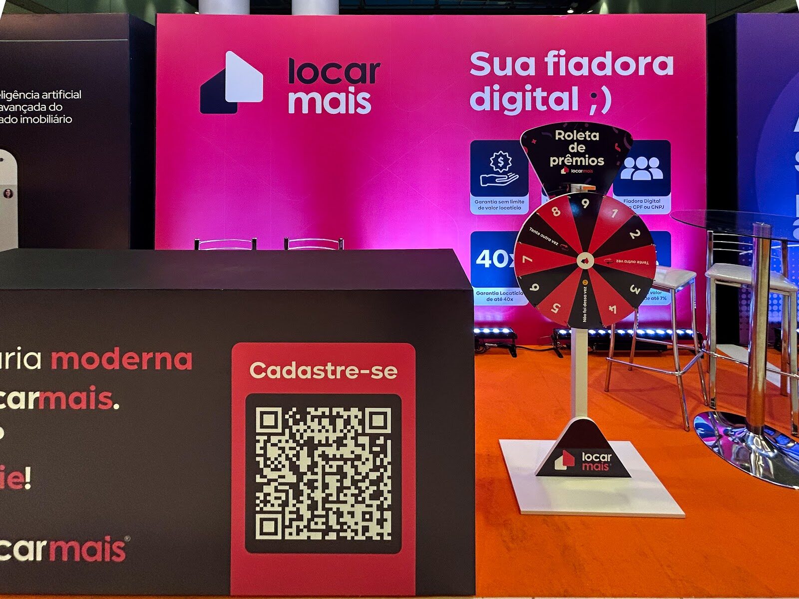 Interatividade no stand: roleta de prêmios e QR code para cadastro atraem visitantes na feira.