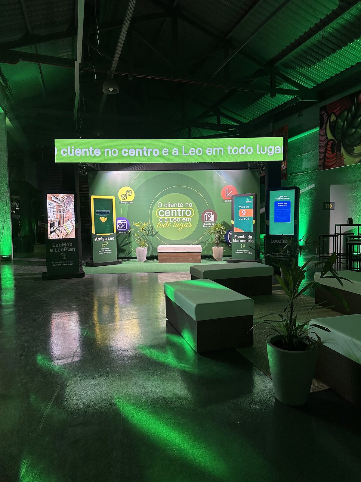 Painéis de LED e totens digitais em ativação de marca com iluminação cenica