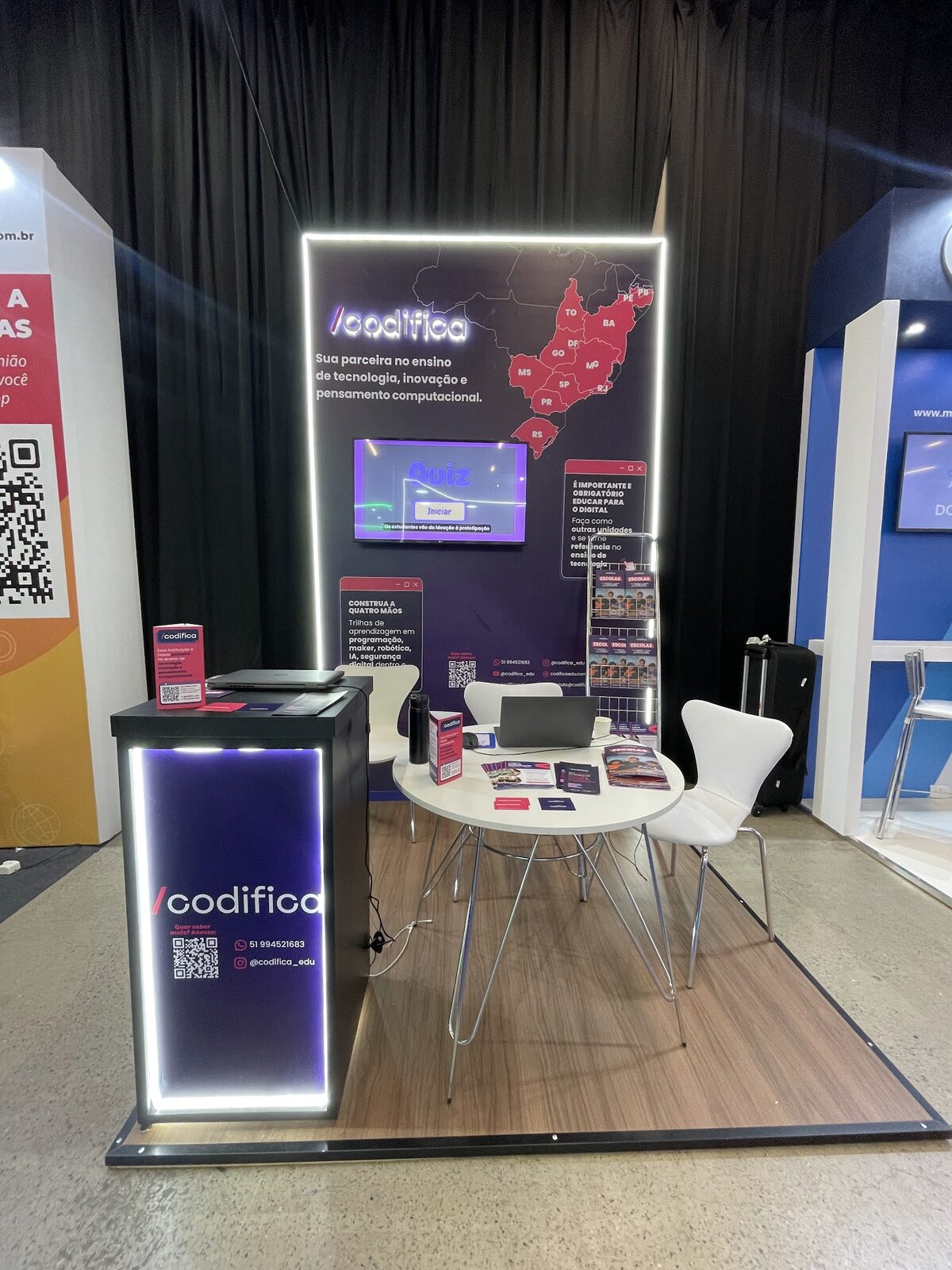 Painel LED em stand de cenografia com iluminação difusa em feira de tecnologia