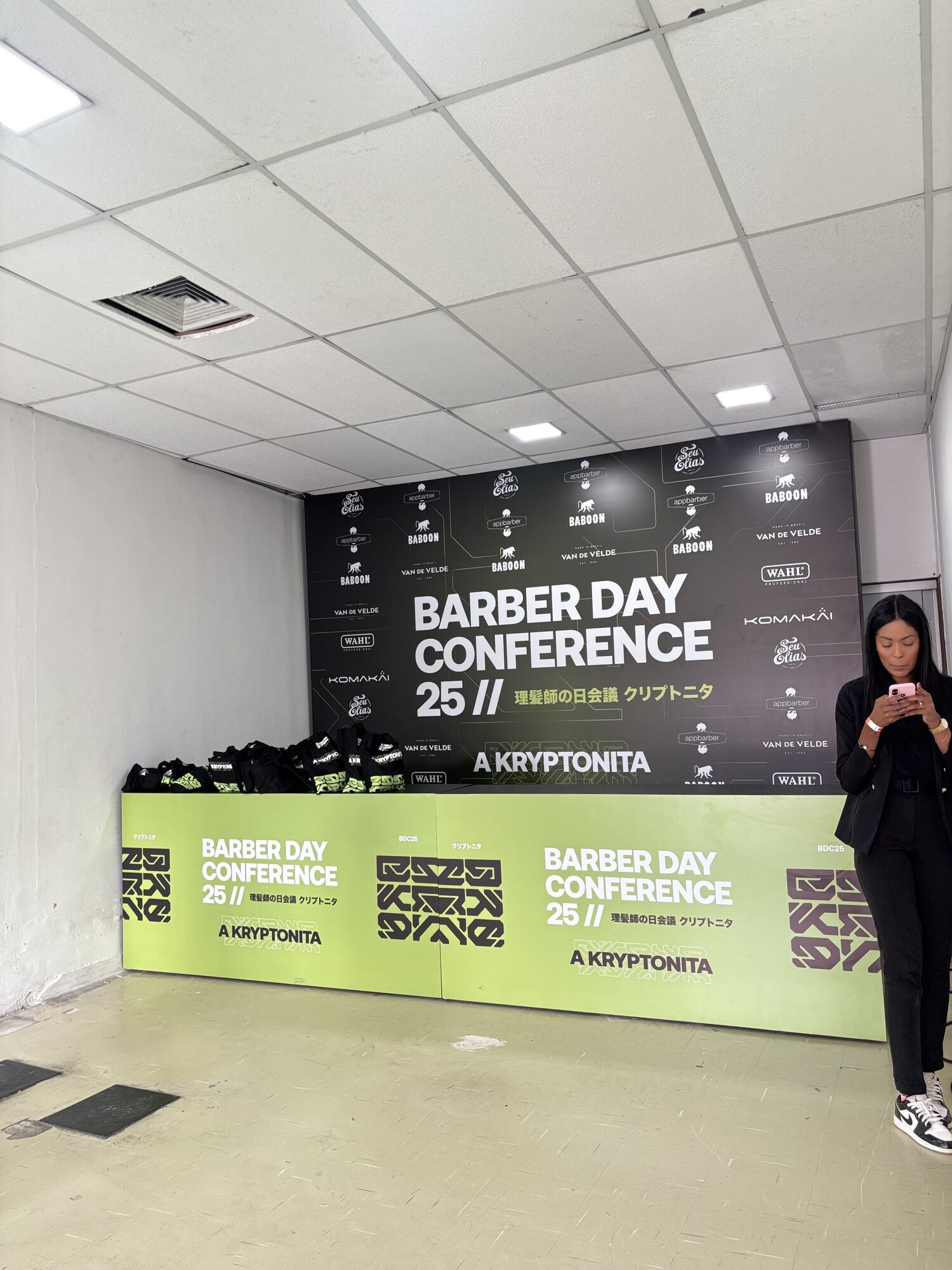 Backdrop de credenciamento do Barber Day Conference 2025 com identidade visual do evento