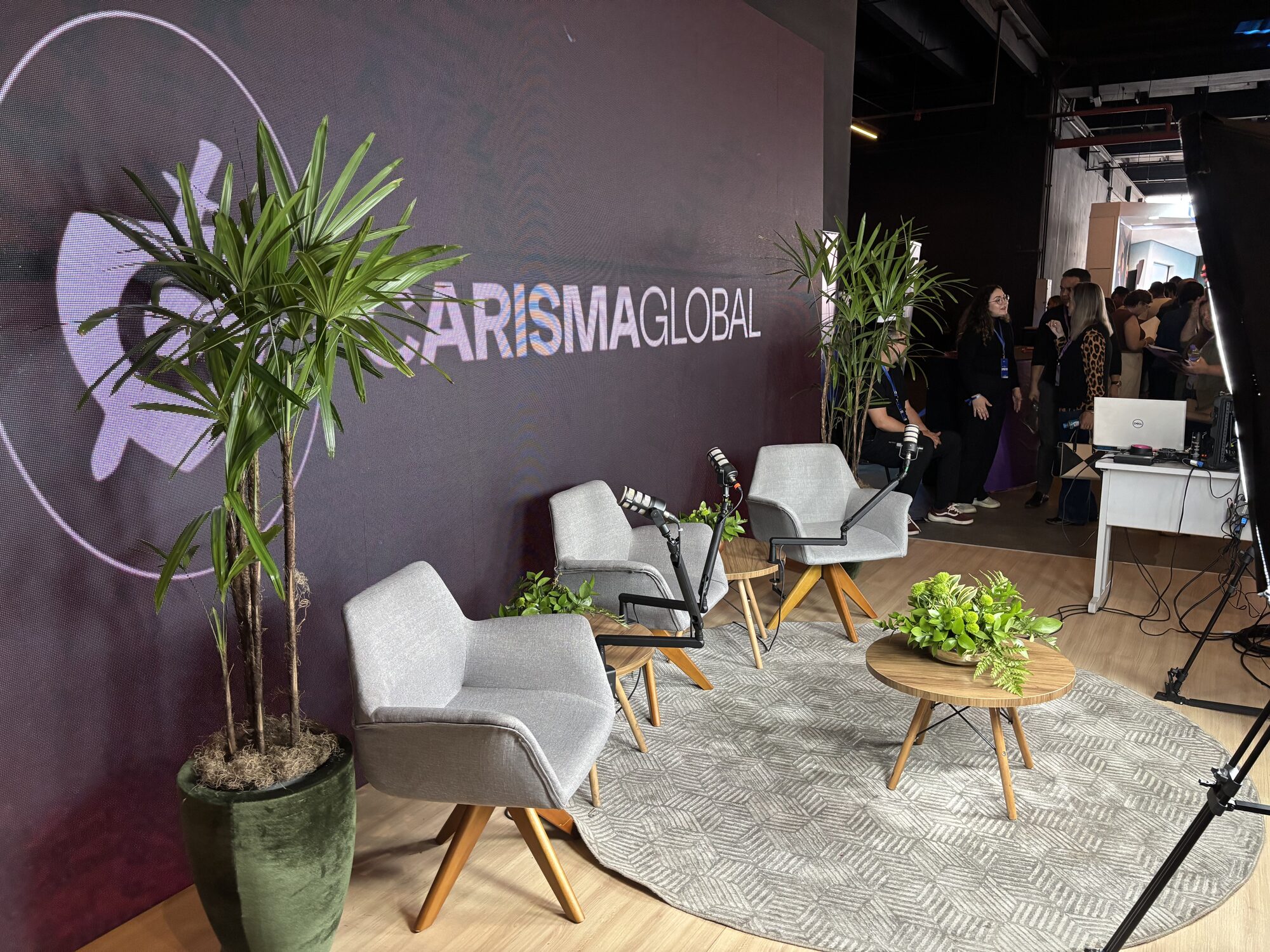 Área de estar do estúdio Carisma Global com poltronas e tapete para gravação de entrevistas
