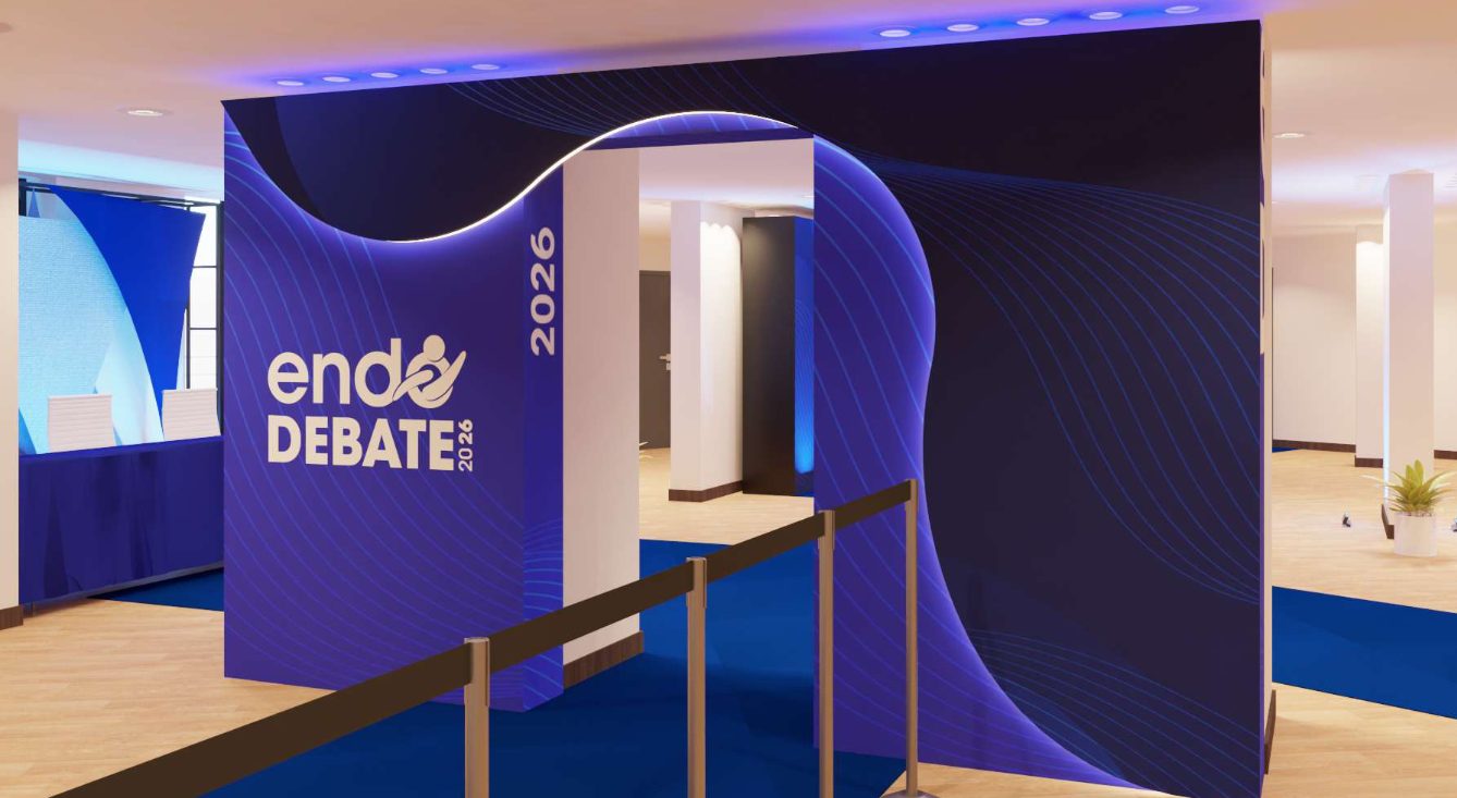 Pórtico de entrada do Endodebate 2026 com recorte curvo iluminado por fita LED, projeto 3D