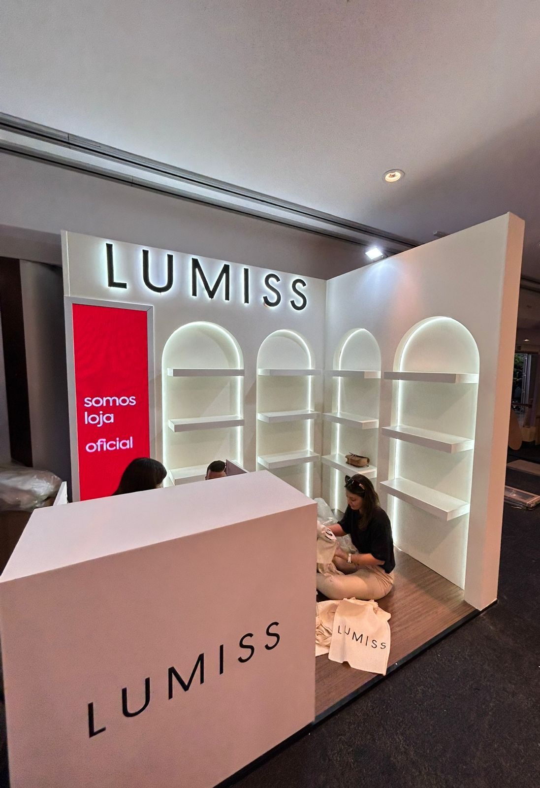Stand Lumiss de 5 m² montado pela Atom na Casa Shô, com nichos em arco e testeira retroiluminada