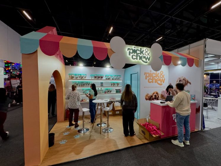 Stand personalizado Pick & Chew de 15 m² na Pet South America 2026, com portal em arco e testeira em escamas coloridas